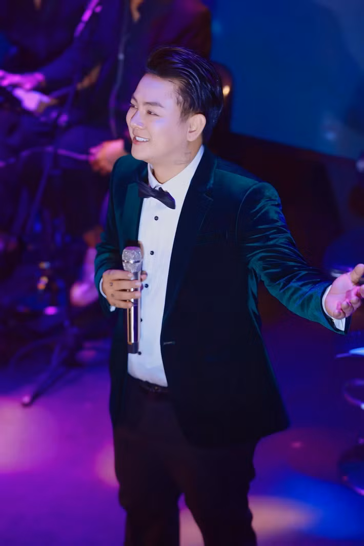 Bên cạnh âm nhạc, Hoài Lâm còn thử sức ở lĩnh vực diễn xuất. Anh từng góp mặt trong nhiều bộ phim như “Quý tử bất đắc dĩ”, “Tía tui là cao thủ”, “Giọt lệ bên sông”, “Yêu em bất chấp”, “Đoạn trường nam ai”, “Búp bê oan nghiệt”... Sau đó, nam ca sĩ có nhiều năm vắng bóng trên màn ảnh rộng.