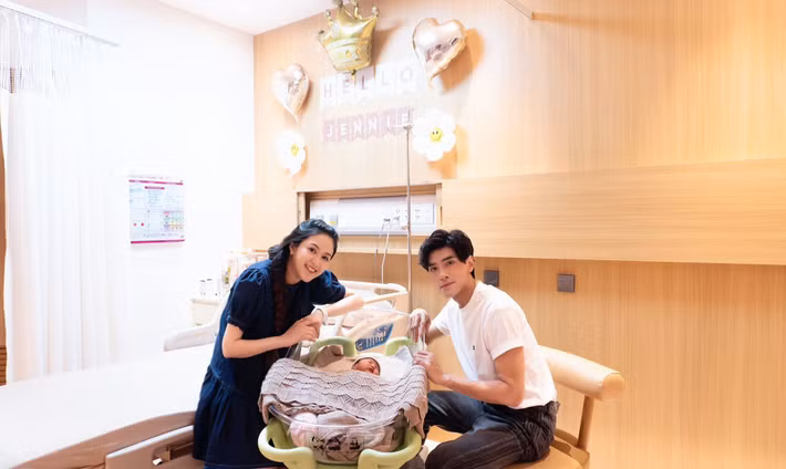 Ngày sinh nở, Phương Hằng tâm sự rằng những ngày gần cuối thai kỳ, xem các clip của các mẹ bỉm sữa khác, cô bị sợ, nhưng để đón con, cô đã vượt cạn thành công. Ảnh: FB Phương Hằng.