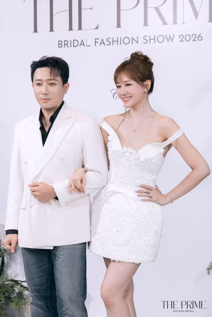 Trong một chia sẻ nhân dịp sinh nhật Hari Won, Trấn Thành cho biết anh thường áp lực khi chọn quà cho vợ. Nam nghệ sĩ hài hước nói việc bà xã thêm một tuổi khiến anh lo lắng, bởi anh mong cô luôn trẻ khỏe để hai người đồng hành lâu dài. Ảnh: FB Trấn Thành.