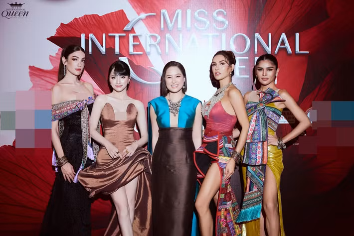 Hương Giang (thứ hai bên trái) đang ở Thái Lan tham gia các sự kiện của cuộc thi Miss International Queen - Hoa hậu Chuyển giới Quốc tế 2025. Ảnh: Miss International Queen.