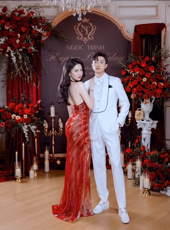 Mới đây, Quốc Trường đăng ảnh bên Ngọc Trinh và gửi lời chúc nhân dịp sinh nhật cô. Nam diễn viên viết: “Chúc mừng sinh nhật đại tiểu thư nhé. Chúc quãng đời còn lại của em sẽ luôn màu hồng và đỏ như chiếc váy em mặc!”. Ảnh: FB Quốc Trường.