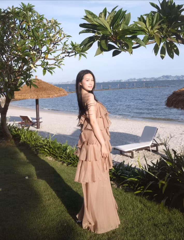 Doãn Hải My sở hữu nét đẹp thanh tú, nhẹ nhàng nhưng sang trọng. Dù là khi diện tà áo dài truyền thống hay những bộ trang phục đời thường gợi cảm, cô luôn toát lên khí chất như một tiểu thư.
