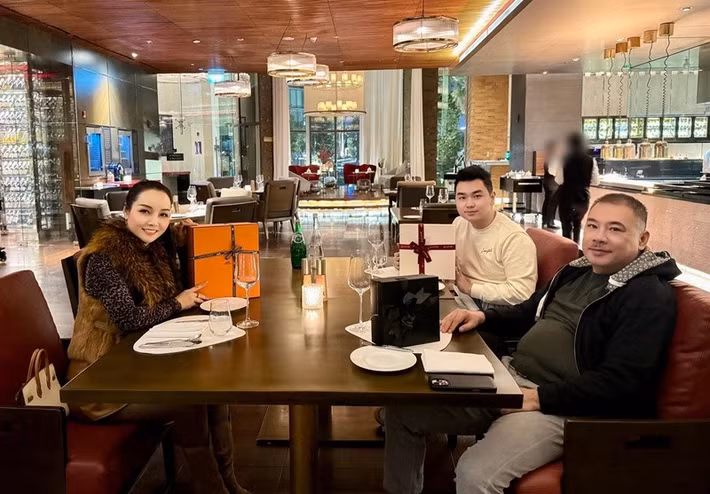 "Tôi luôn xem mẹ chồng là tấm gương để mình cố gắng. Khi có những quyết định quan trọng, tôi thường chia sẻ với người thân và người luôn ủng hộ tôi lại chính là mẹ chồng. Lúc tôi muốn vào Sài Gòn lập nghiệp, mẹ chồng liền nói: "Con vào trong đó đi, Sài Gòn sướng lắm, thời tiết ấm áp". Lúc tôi muốn ra nước ngoài, mẹ chồng lại nói: "Ôi con đi nước ngoài đi, mẹ đi nước ngoài rồi thích lắm". Mẹ chồng còn động viên tôi học lái xe vì nếu mẹ còn trẻ thì mẹ cũng học", cô tiết lộ. Ảnh: FB Mai Thu Huyền.