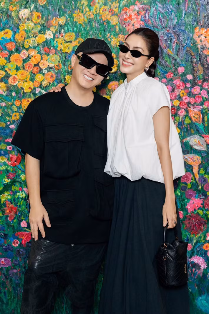 Mới đây, Đỗ Mạnh Cường đăng ảnh cùng Tăng Thanh Hà tại triển lãm “Những mùa hoa trong ký ức”. Anh viết: “Cảm ơn người em Tăng Thanh Hà đã luôn dành thời gian cho anh và chọn 2 bức tranh anh rất yêu thích nữa”. Ảnh: FB Đỗ Mạnh Cường.