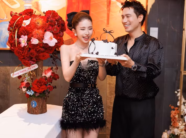 Quỳnh Nga và Việt Anh đón sinh nhật bên nhau. Hai diễn viên có ngày sinh liền kề, Quỳnh Nga sinh ngày 7/9, còn Việt Anh sinh ngày 8/9. Trong bữa tiệc, cặp đôi cùng cầm bánh, vui vẻ chụp ảnh kỷ niệm. Ảnh: FB Quỳnh Nga.