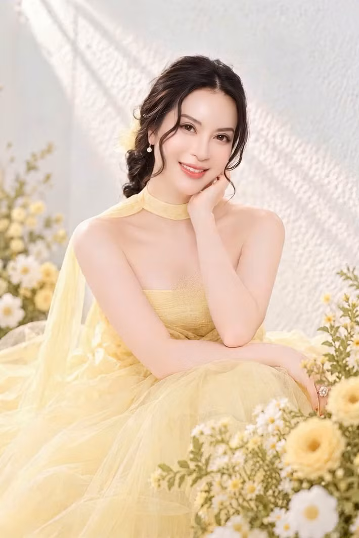 MC Thanh Mai gửi lời cảm ơn đến những người phụ nữ đã mang lại sự ấm áp cho cuộc sống của cô, từ bạn thân, đồng nghiệp đến những người chị đi trước luôn sẵn lòng chỉ dạy. Nữ MC chúc chị em có ngày 20/10 rực rỡ, được yêu thương và có nhiều niềm vui. Ảnh: FB Thanh Mai.