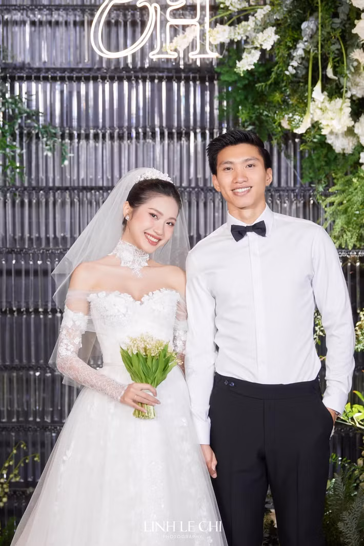 Những hình ảnh hạnh phúc từ lúc mới yêu, khoảnh khắc Văn Hậu cầu hôn với chiếc bánh kem "She said Yes!" đến ngày chung đôi trong trang phục cưới lộng lẫy vào năm 2023 khiến người hâm mộ không khỏi ghen tỵ. Ảnh: FB Doãn Hải My.