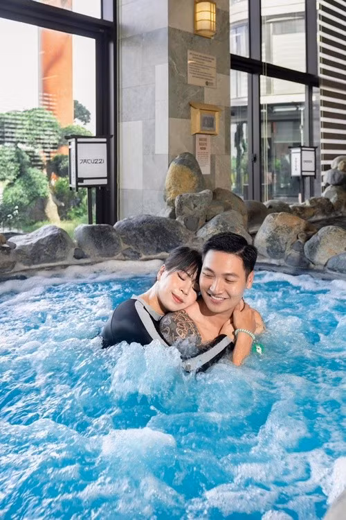 "Tôi toàn tâm toàn ý làm nghề, vợ là tay hòm chìa khóa. Tôi không có quỹ đen, cũng không cần tiêu pha gì nhiều", nam diễn viên tiết lộ. Ảnh: FB Mạnh Trường.