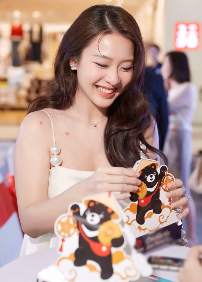Trước đó, Khả Ngân thường lựa chọn trang phục và góc chụp giúp che vòng hai. Ảnh: FB Khả Ngân.