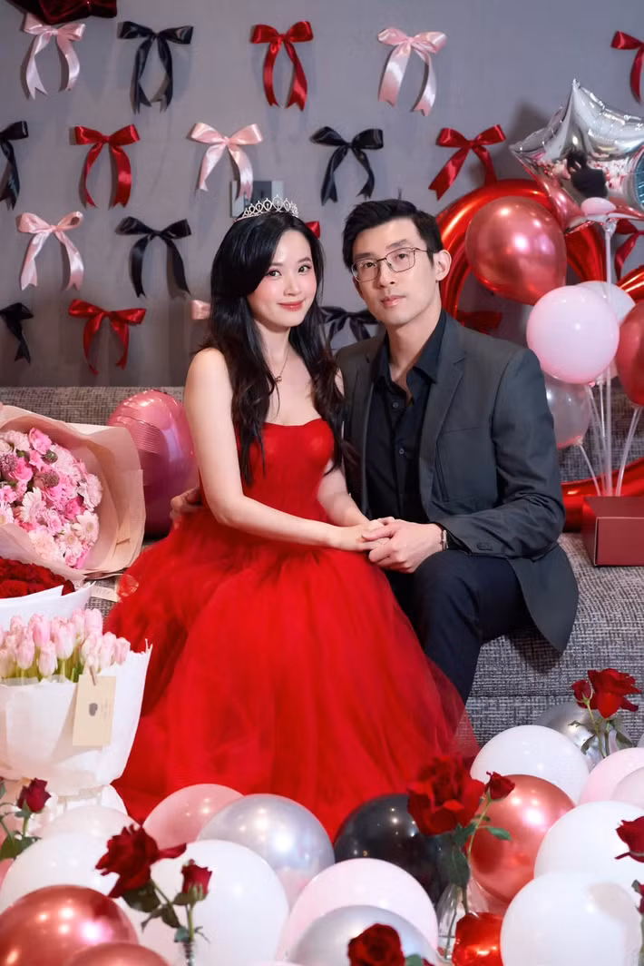 Midu cùng Minh Đạt tạo dáng trước khu vực phủ bóng bay và hoa tươi. Đây là một trong những dịp cặp đôi chia sẻ hình ảnh bên nhau sau khi kết hôn.
