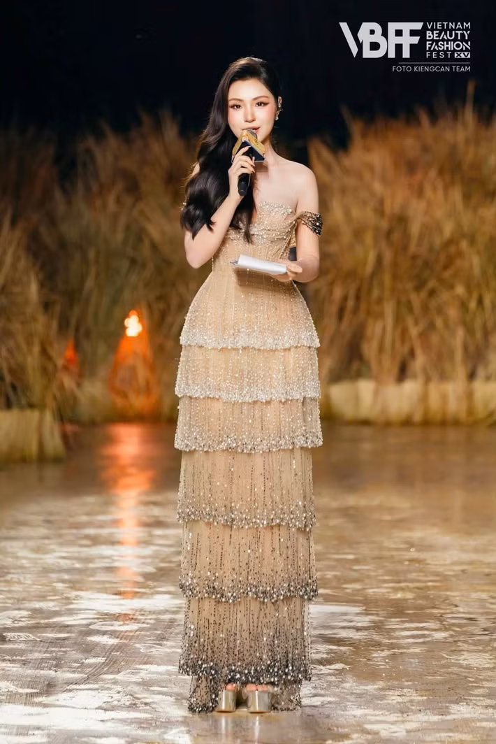 Bên cạnh nhan sắc, Á hậu Lê Phương Khánh Như ngày càng cho thấy sự trưởng thành, bản lĩnh qua những hoạt động trong thời gian đương nhiệm. Người đẹp tích cực tham gia các chương trình, sự kiện giải trí và dự án xã hội, đồng thời không ngừng trau dồi những kỹ năng cần thiết để hoàn thiện bản thân trước khi bước vào hành trình quốc tế.