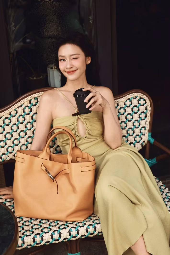 Ngoài những lần xuất hiện chỉn chu trên thảm đỏ, Khả Ngân thường chia sẻ hình ảnh giản dị trong cuộc sống hàng ngày. Cô búi tóc gọn, tiết chế phụ kiện và ưu tiên lớp trang điểm trong trẻo, qua đó làm nổi bật những đường nét tự nhiên trên gương mặt.