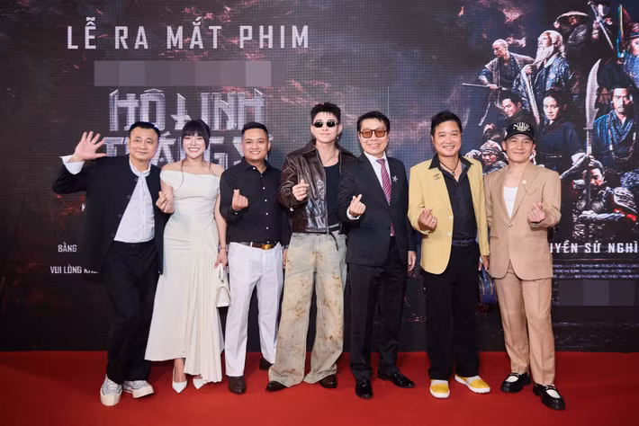Jun Phạm, Đinh Tiến Đạt cùng nhiều nghệ sĩ chúc mừng vai diễn mới của nghệ sĩ Tự Long (ngoài cùng bên trái).