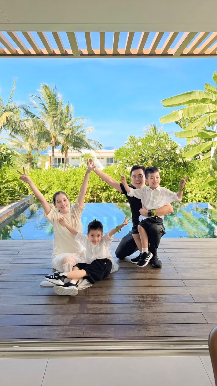 Mickey và Jerry là hai con trai đầu lòng của Dương Khắc Linh - Lưu Ngọc Duyên. Nói về sự xuất hiện của hai thành viên mới, anh viết: “Từ nay, hai anh đã có thêm hai cô em gái để cùng lớn lên, cùng chơi và cùng chia sẻ thật nhiều kỷ niệm”. Ảnh: FB Dương Khắc Linh.