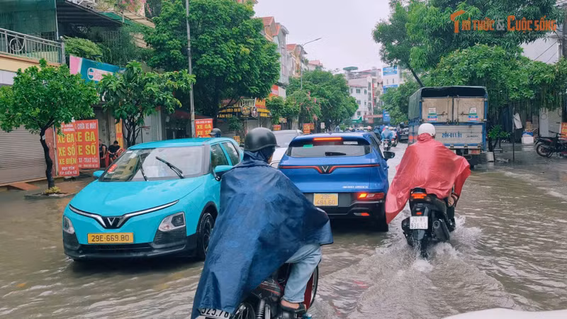 Nước ngập sâu tại Yên Xá, ảnh hưởng đến giao thông và sinh hoạt