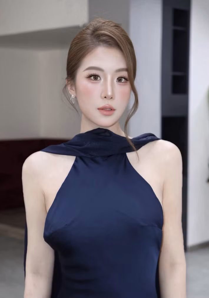 Lê Khanh sinh năm 1997, cùng tuổi Quân A.P, quê Hà Nội và từng theo học tại Đại học Luật Hà Nội. Dù không hoạt động nghệ thuật chuyên nghiệp, cô vẫn nhận được nhiều sự quan tâm nhờ ngoại hình xinh đẹp, gương mặt thanh tú và phong cách thời trang cuốn hút.