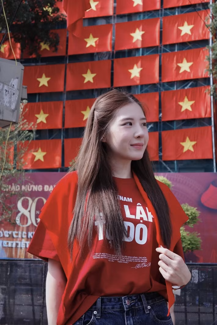 Trước khi công khai xuất hiện trong MV, Lê Khanh từng được khán giả gọi tên khi một cô gái bí ẩn xuất hiện trong màn đón dâu của Quân A.P tại Running Man Vietnam. Trong tập phát sóng tối 23/10, nhân vật cô dâu diện áo dài hồng, che kín mặt khiến nhiều người đoán đó chính là Lê Khanh. Sau màn lộ diện trong MV mới, chuyện tình của cặp đôi tiếp tục nhận được nhiều lời chúc từ người hâm mộ.