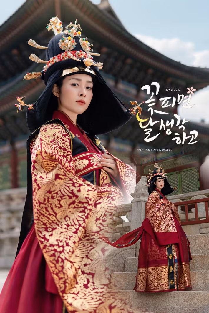 Diệp Bảo Ngọc tiếp tục gây bất ngờ khi đăng tải tạo hình thứ hai với bộ hanbok đỏ thẫm, áo choàng thêu họa tiết vàng và mũ đội đầu cầu kỳ, gợi hình ảnh một bậc mẫu nghi trong phim cổ trang Hàn Quốc.