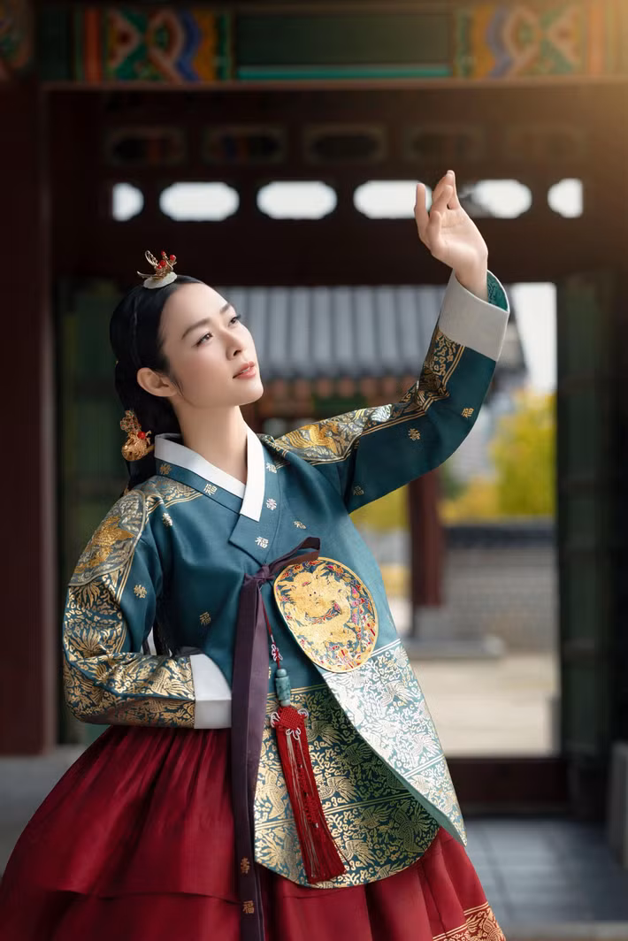 Với lối trang điểm nhẹ nhàng, mái tóc búi gọn cùng những món phụ kiện tinh tế, nữ diễn viên khoe trọn đường nét thanh tú.