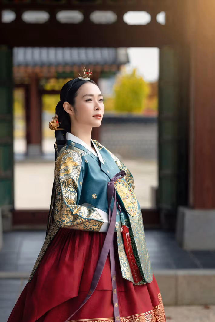 Không cần tạo dáng cầu kỳ, Diệp Bảo Ngọc vẫn thu hút ánh nhìn với thần thái nhẹ nhàng, nền nã. Bộ hanbok có những họa tiết thêu cầu kỳ càng tôn lên vẻ sang trọng, quý phái của nữ diễn viên.