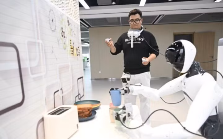 Nghề huấn luyện robot ở Trung Quốc trả lương gần 25 triệu đồng