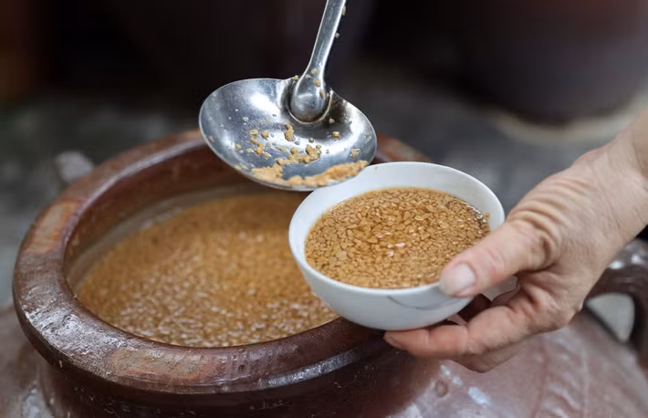 Nổi tiếng khắp cả nước, tương Nam Đàn thu hút người thưởng thức bởi màu nâu vàng sóng sánh cùng hương thơm dịu nhẹ. Sản phẩm được chế biến công phu từ những nguyên liệu chọn lọc như đậu nành, ngô nếp, muối và nước sạch, trải qua quá trình lên men tự nhiên phân thành 3 tầng đẹp mắt. (Ảnh: Hue Logistics)