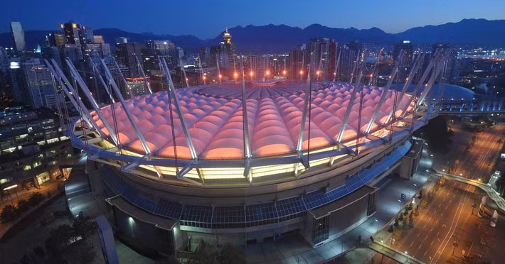 Khi khánh thành vào năm 1983, BC Place là sân vận động có mái vòm bơm hơi lớn nhất thế giới. Sự kiện mở màn tại đây là trận derby giữa Vancouver Whitecaps và Seattle Sounders trong khuôn khổ Giải bóng đá Bắc Mỹ (NASL) - giải đấu nay đã khai tử, thu hút lượng khán giả kỷ lục lên tới 60.342 người. (Ảnh: Destination Vancouver)
