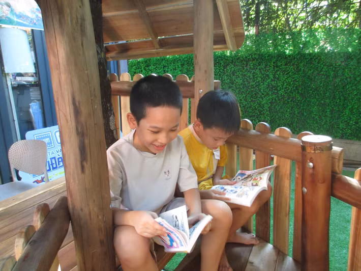 Hội sách cũng mang đến không gian vui chơi mát mẻ, thoáng đãng, tạo điều kiện thuận lợi cho các em nhỏ thoải mái ngồi đọc sách và tham gia các hoạt động cùng nhau trong kỳ nghỉ lễ Quốc khánh. (Ảnh: Bảo Châu)