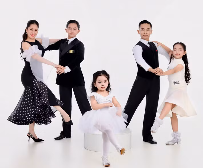 Theo chia sẻ của Phan Hiển, Lisa có khả năng cảm nhận âm nhạc khá tốt và đặc biệt yêu thích những bộ môn có tiết tấu sôi động. Cô bé cũng được nhận xét là dạn dĩ, cởi mở và không ngại tiếp xúc với người lạ. Ảnh: FB Khanh Thi Phan Hien