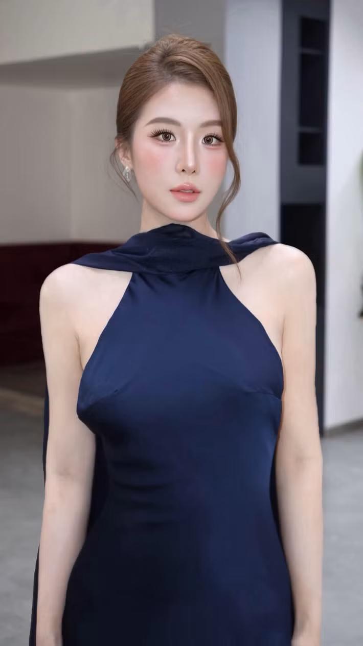 Lê Khanh đang là cái tên nhận được sự quan tâm của cộng đồng mạng sau khi chuyện tình cảm với nam ca sĩ Quân A.P được chú ý. Không hoạt động nghệ thuật chuyên nghiệp, cô vẫn gây ấn tượng nhờ ngoại hình xinh xắn, thần thái nhẹ nhàng và diện mạo trẻ trung. Ảnh: Le Khanh