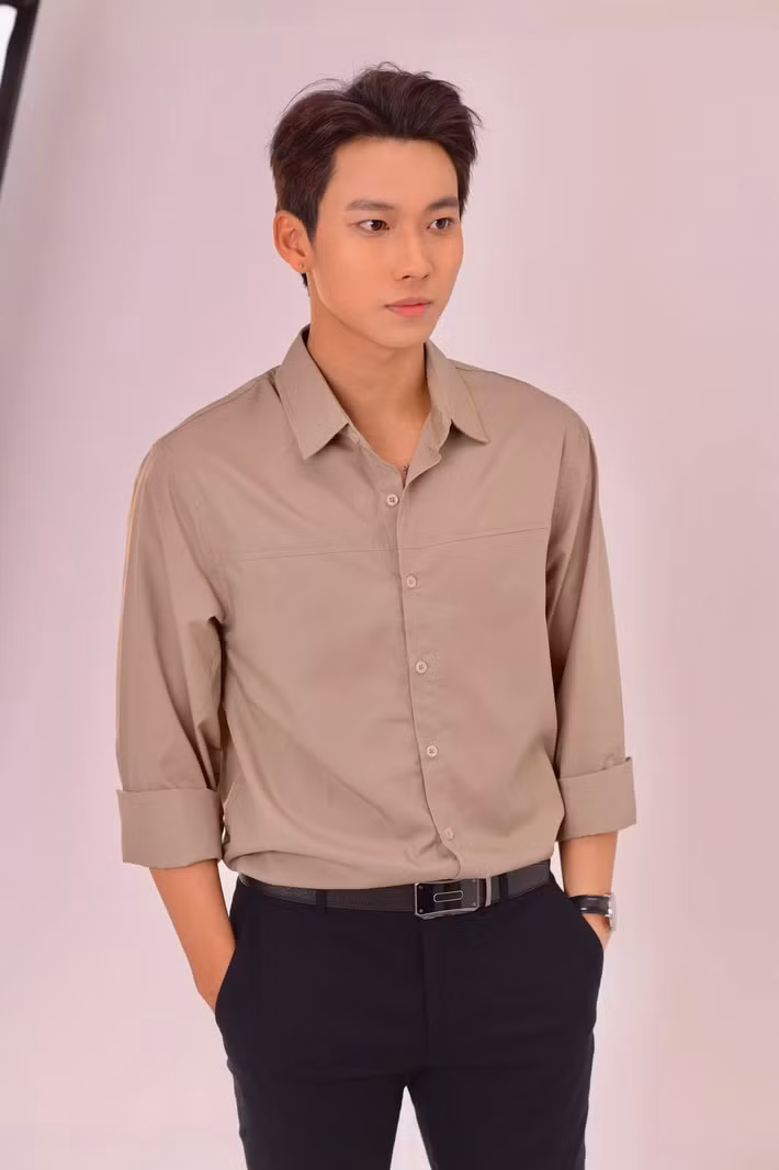 Trong "Căn nhà không mái che", Nam Việt gây thiện cảm khi thể hiện được nét ngông nghênh, nghịch ngợm của nhân vật Hùng. Lối diễn không quá gượng ép, kết hợp với cách thể hiện gần gũi giúp nhân vật trở nên tự nhiên và phù hợp với không khí của bộ phim. Bên cạnh đó, ngoại hình sáng cũng là một lợi thế giúp anh thu hút sự chú ý mỗi khi xuất hiện trên màn ảnh. Ảnh: FB Nam Việt