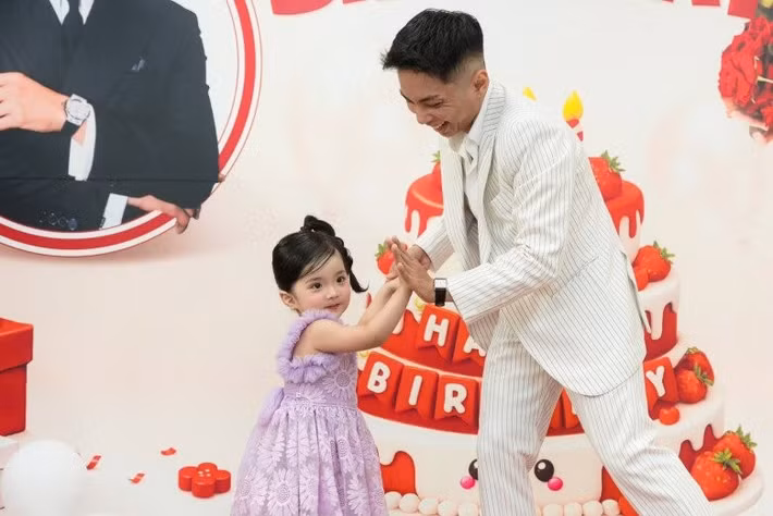 Lisa vốn được nhận xét là nhóc tì hiếu động, thích chạy nhảy và khám phá mọi thứ xung quanh. Tuy nhiên, khi bước vào giờ học múa, cô bé lại có những khoảnh khắc tập trung đáng ngạc nhiên. Ảnh: FB Khanh Thi Phan Hien