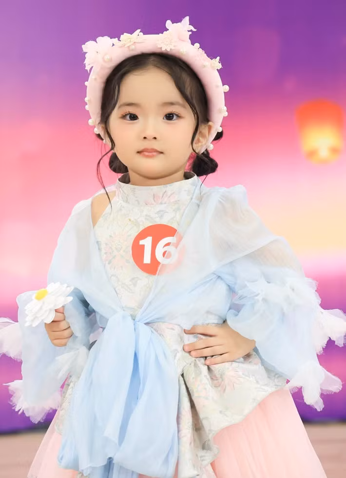 Dù đều là những gương mặt nổi bật trong làng dancesport Việt Nam, Khánh Thi và Phan Hiển không đặt nặng việc đào tạo con gái trở thành vũ công chuyên nghiệp từ sớm. Thay vào đó, cả hai mong muốn Lisa được thử sức với nhiều bộ môn, rèn luyện thể chất và tìm thấy niềm vui trong quá trình học tập. Ảnh: FB Khanh Thi Phan Hien