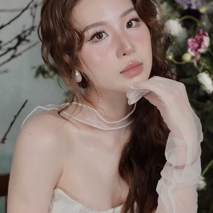 Theo những hình ảnh được chia sẻ trên mạng xã hội, Lê Khanh thường lựa chọn trang phục hiện đại, phù hợp với vóc dáng và xu hướng. Ảnh: Le Khanh