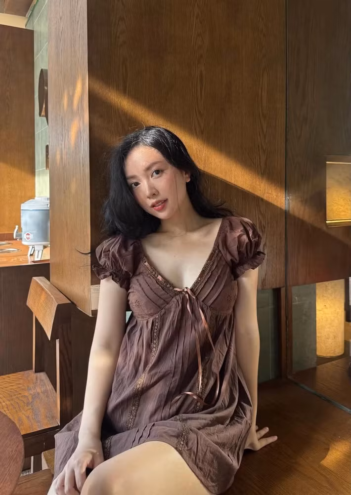 Sau khi sinh con, Mai Hà Trang khiến nhiều người bất ngờ bởi diện mạo tươi tắn, trẻ trung. Những hình ảnh được chia sẻ trên mạng xã hội thường nhận về nhiều lời khen nhờ đường nét thanh tú, làn da rạng rỡ cùng phong cách nữ tính. Không ít người nhận xét bà xã Hà Đức Chinh ngày càng mặn mà sau khi làm mẹ. Ảnh: FB Mai Hà Trang