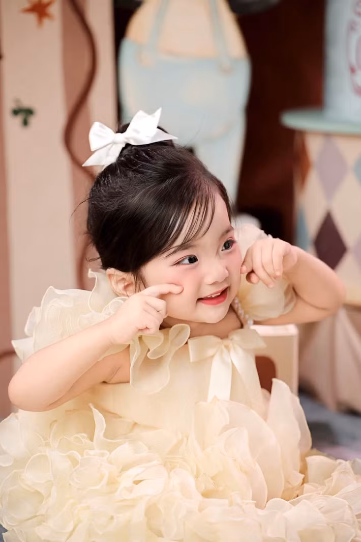 Với lợi thế có bố mẹ giàu kinh nghiệm trong lĩnh vực khiêu vũ thể thao, Lisa có cơ hội tiếp xúc với nghệ thuật từ sớm. Ảnh: FB Khanh Thi Phan Hien