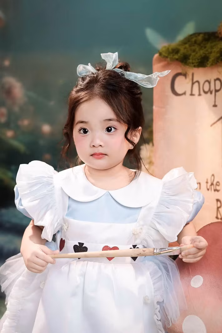 Lisa tên thật là Thùy Linh, sinh tháng 9/2023 và là con thứ ba của Khánh Thi – Phan Hiển. Cô bé được bố mẹ đặt biệt danh theo tên nữ ca sĩ Lisa của nhóm BLACKPINK, thần tượng mà hai anh chị Kubi và Anna yêu thích. Ảnh: FB Khanh Thi Phan Hien