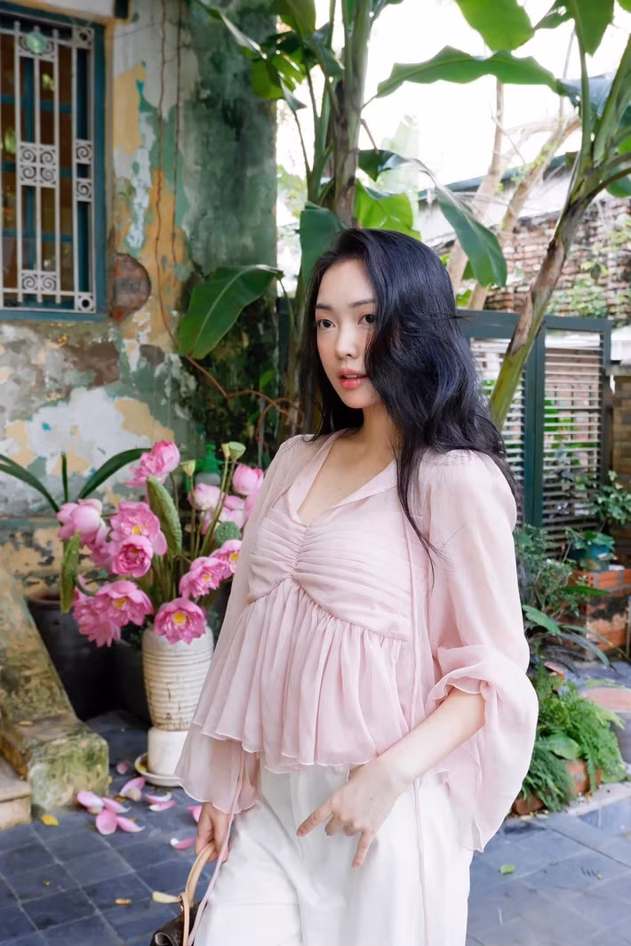 Sau khi sinh con đầu lòng, Mai Hà Trang có xu hướng sống kín tiếng hơn. Trên mạng xã hội, cô vẫn duy trì hoạt động nhưng nội dung được chia sẻ chủ yếu xoay quanh cuộc sống thường ngày, đặc biệt là những khoảnh khắc đáng yêu của con trai. Ảnh: FB Mai Hà Trang