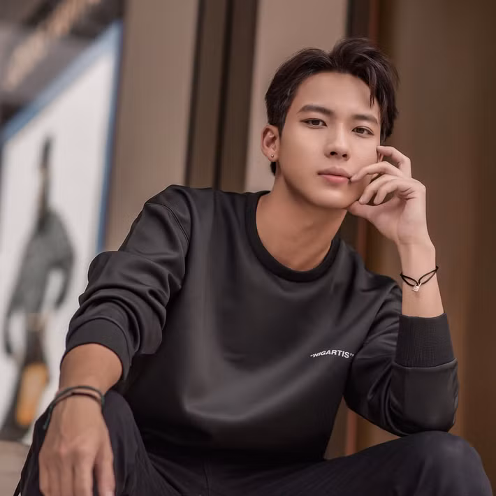 Đáng chú ý, Nam Việt còn được biết đến là em trai của diễn viên Thanh Sơn, gương mặt quen thuộc với khán giả truyền hình Việt Nam. Dù có mối liên hệ với người anh nổi tiếng, Nam Việt đang từng bước tạo dựng dấu ấn riêng bằng những vai diễn và nỗ lực của bản thân. Ảnh: FB Nam Việt
