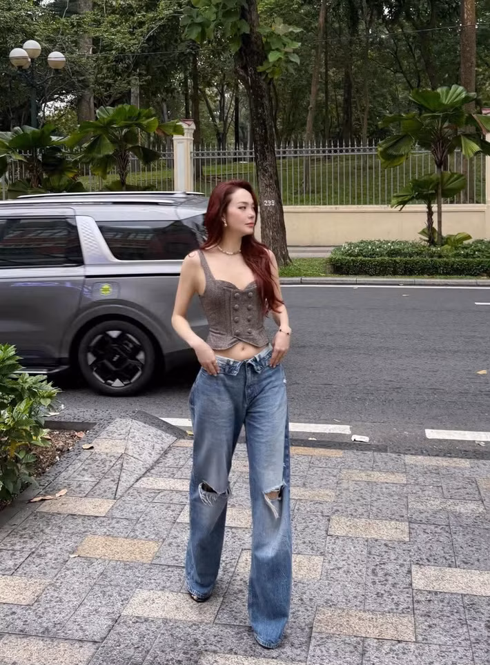 Bên dưới bài viết, khán giả để lại nhiều bình luận tích cực, bày tỏ sự yêu thích trước vẻ ngoài trẻ trung của giọng ca "Một vòng trái đất". Một số người còn hài hước xin vía có làn da đẹp, sắc vóc rạng rỡ như “bé Heo” một thời, cho thấy sức hút của Minh Hằng vẫn được duy trì qua nhiều năm hoạt động nghệ thuật. Ảnh: IG minhhang2206