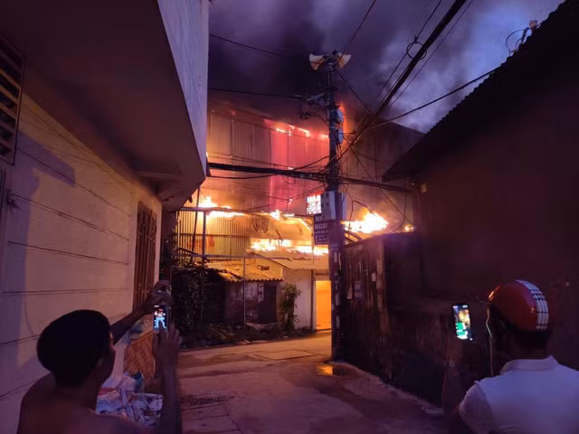 Lửa bốc cháy dữ dội tại công ty phích nước Rạng Đông hơn 3 giờ vẫn chưa tắt - Hình 2 Lua boc chay du doi tai cong ty phich nuoc Rang Dong hon 3 gio van chua tat-Hinh-2