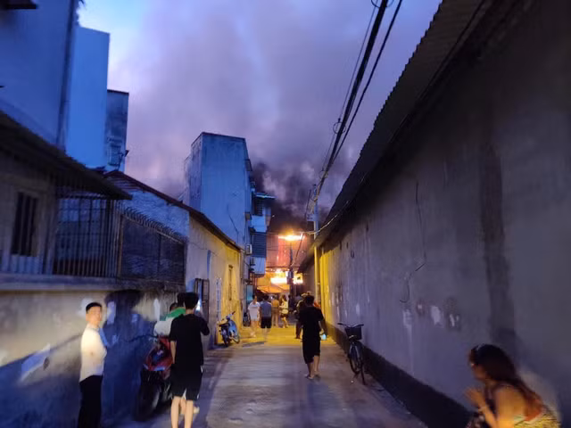 Lửa bốc cháy dữ dội tại công ty phích nước Rạng Đông hơn 3 giờ vẫn chưa tắt - Hình 8 Lua boc chay du doi tai cong ty phich nuoc Rang Dong hon 3 gio van chua tat-Hinh-8