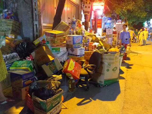 Lửa bốc cháy dữ dội tại công ty phích nước Rạng Đông hơn 3 giờ vẫn chưa tắt - Hình 6 Lua boc chay du doi tai cong ty phich nuoc Rang Dong hon 3 gio van chua tat-Hinh-6