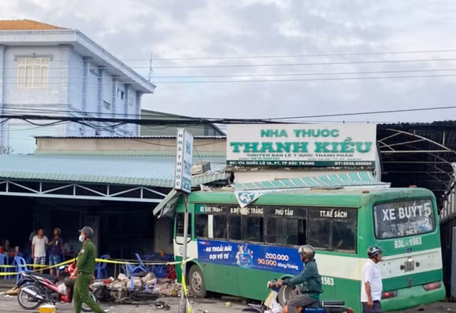 Xe buýt lao vào nhà thuốc lúc rạng sáng - Hình 2 Xe buyt lao vao nha thuoc luc rang sang-Hinh-2