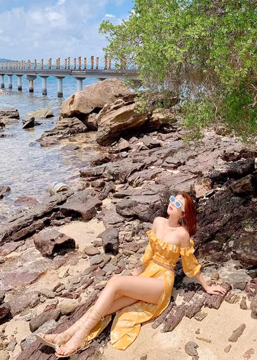 Thuy Ngan va nhung lan khoe duong cong nuot na-Hinh-2