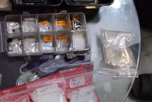 Chủ nhà nghỉ cùng 2 con buôn bán ma túy Chu nha nghi cung 2 con buon ban ma tuy