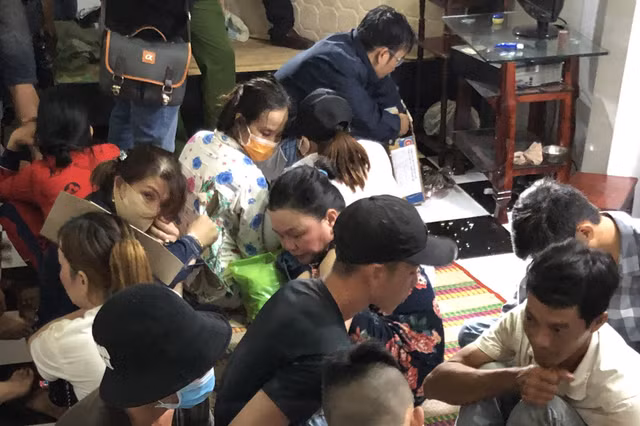 Nhiều ‘quý bà’ đánh bạc với 14 người đàn ông từ khuya đến gần sáng trong lúc cách ly toàn xã hội Nhieu ‘quy ba’ danh bac voi 14 nguoi dan ong tu khuya den gan sang trong luc cach ly toan xa hoi