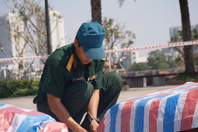 Can canh tran dia phao hoa o khu nha giau Sai Gon don Tet Duong lich 2020-Hinh-8