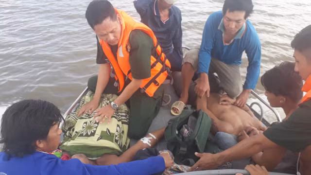 Ngạt khí dưới hầm tàu cá khiến 4 người chết, 1 người nguy kịch Ngat khi duoi ham tau ca khien 4 nguoi chet, 1 nguoi nguy kich