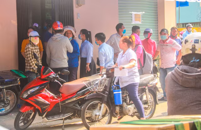 Cua hang o Sai Gon treo bien het khau trang, ba bau quyet bam tru o via he cho mua-Hinh-2